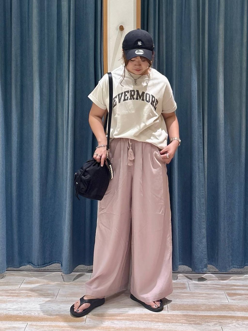 ホワイト系のTシャツ/カットソー、パープル系のその他パンツ、ブラック系のショルダーバッグを着用したレディースの夏コーディネートの4枚目の写真