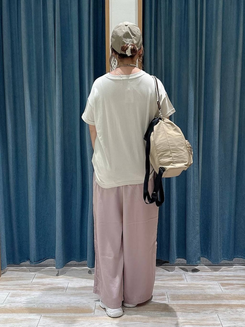 ホワイト系のTシャツ/カットソー、パープル系のその他パンツ、グレー系のサンダルを着用したレディースの春コーディネートの3枚目の写真