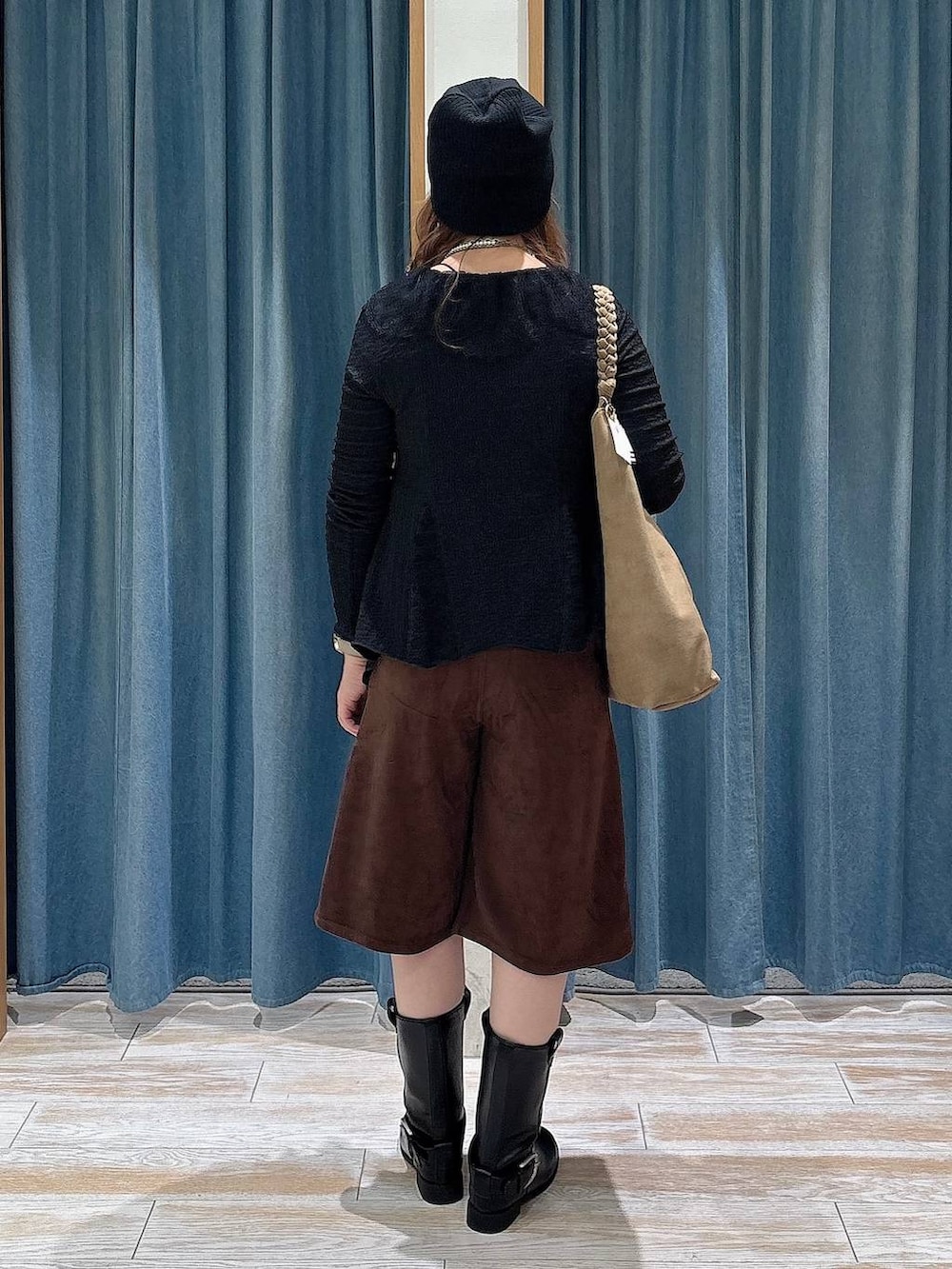 ブラウン系のその他パンツ、ブラック系のブーツ、ブラック系のシャツ/ブラウスを着用したレディースの秋コーディネートの3枚目の写真