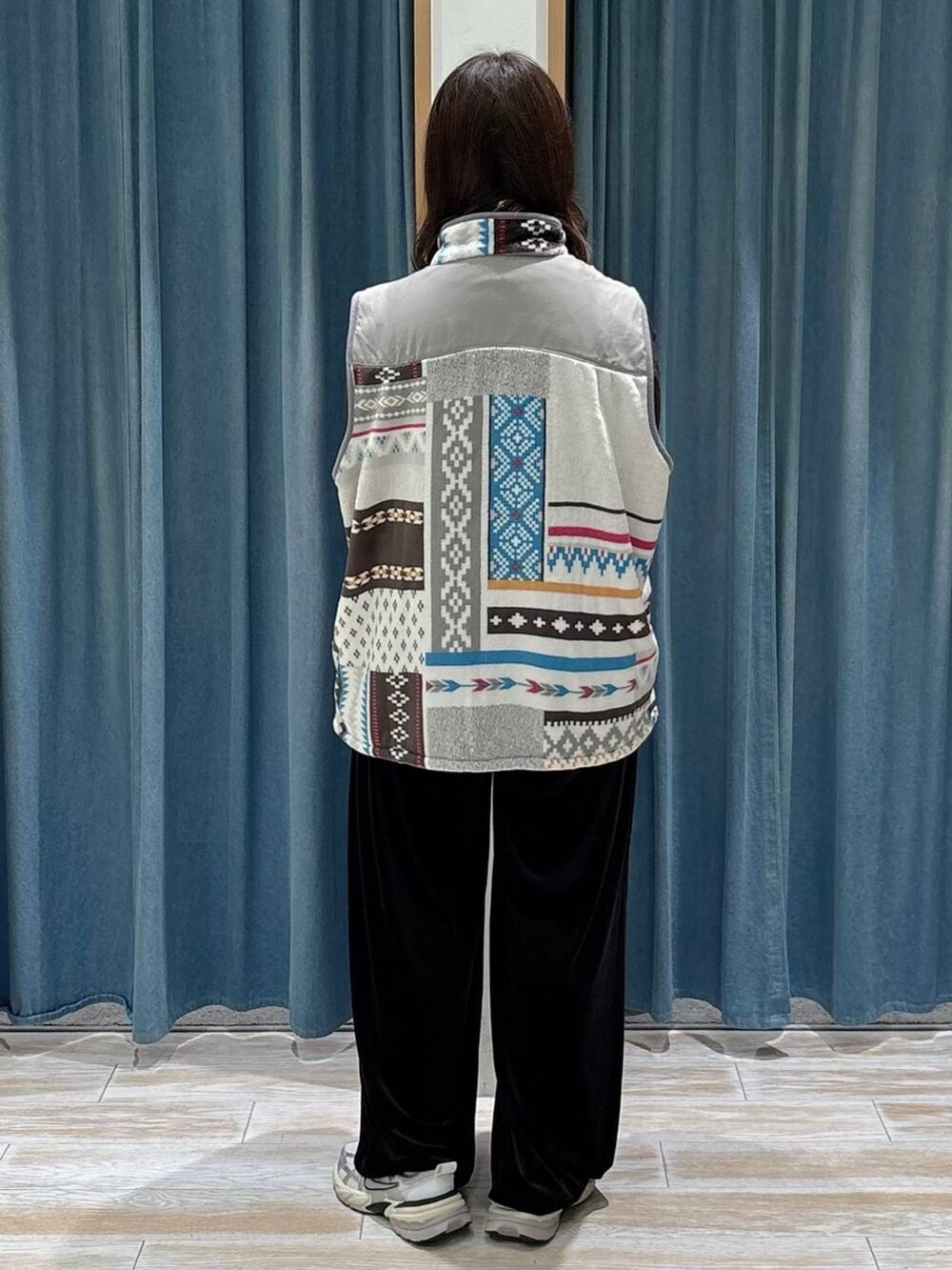 ブラウン系のTシャツ/カットソー、ブラック系のその他パンツ、グレー系のブランケットを着用したレディースの秋コーディネートの3枚目の写真