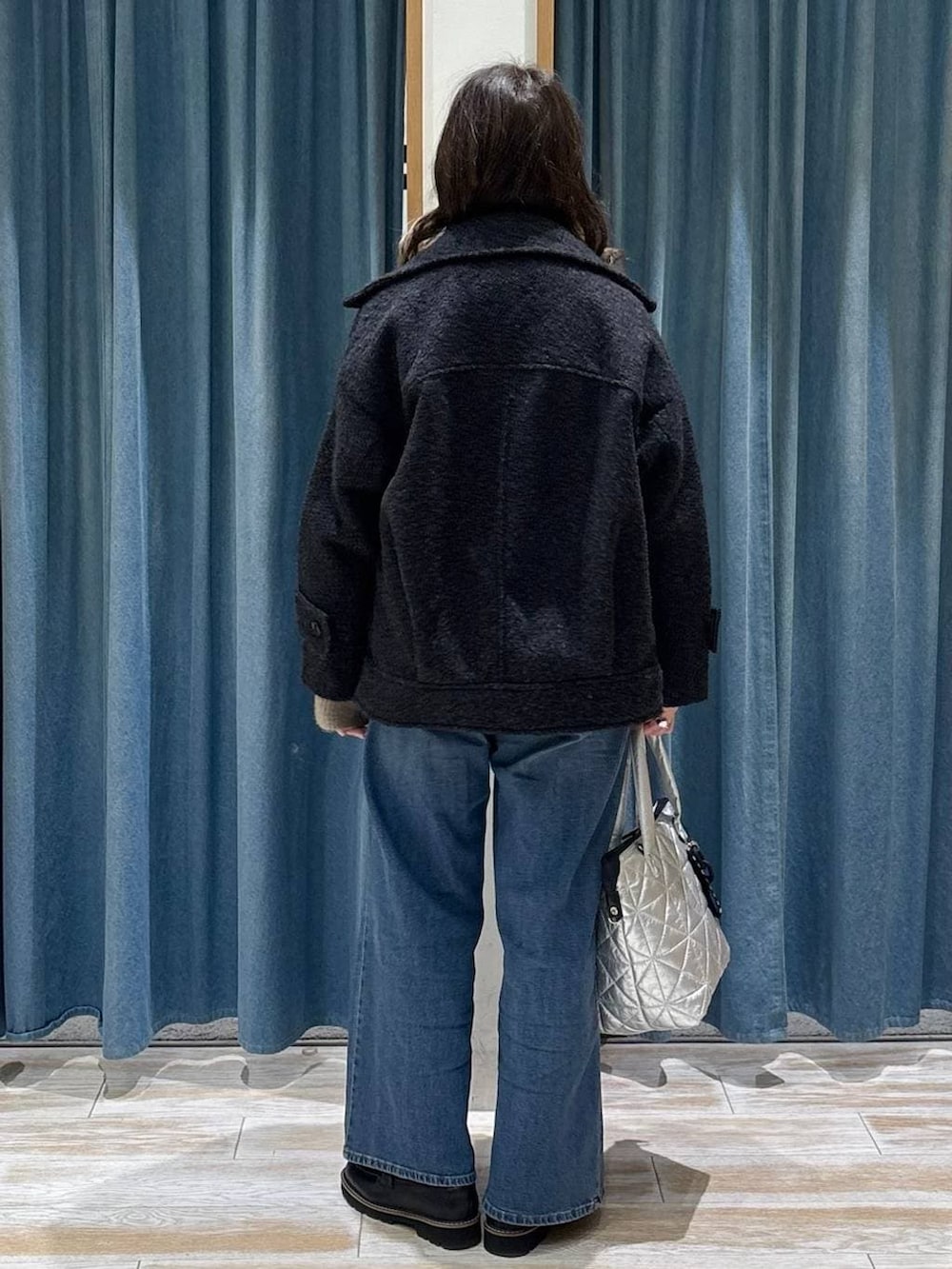 ブラック系のローファー、グレー系のその他アウター、ブルー系のデニムパンツを着用したレディースの冬コーディネートの3枚目の写真