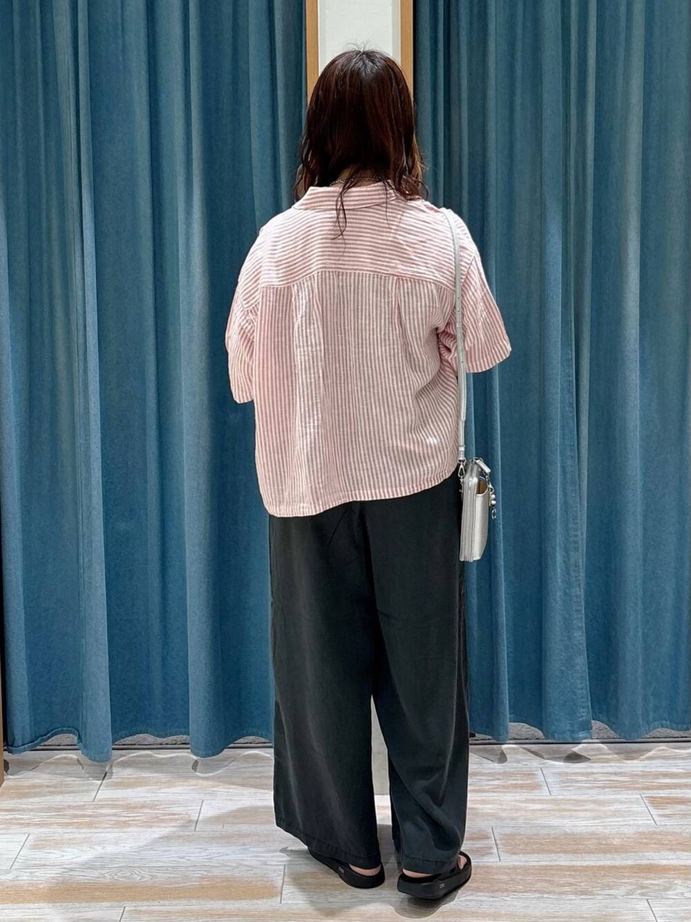 ブラック系のキャミソール、グレー系のその他パンツ、ブラック系のサンダルを着用したレディースの夏コーディネートの3枚目の写真