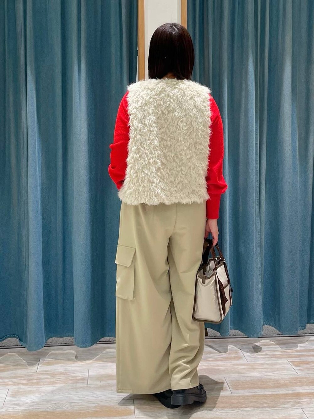 ベージュ系のその他パンツ、その他のローファー、ベージュ系のトートバッグを着用したレディースの冬コーディネートの3枚目の写真