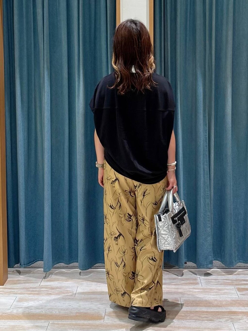 ブラック系のTシャツ/カットソー、シルバー系のショルダーバッグ、イエロー系のその他パンツを着用したレディースの夏コーディネートの3枚目の写真