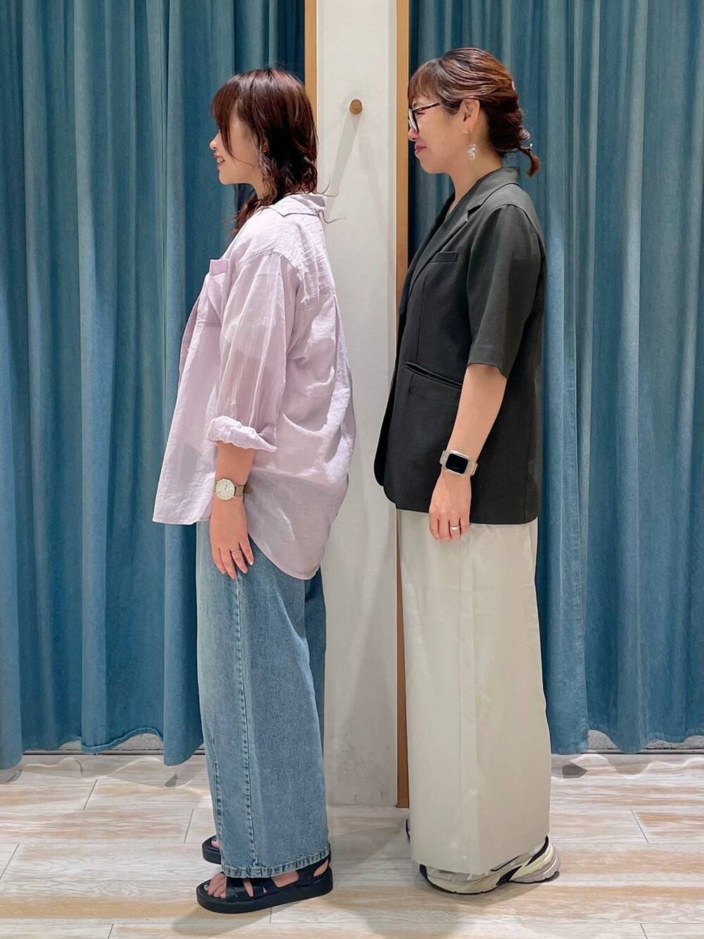 ブラック系のサンダル、ホワイト系のキャミソール、パープル系のシャツ/ブラウスを着用したレディースの夏コーディネートの2枚目の写真