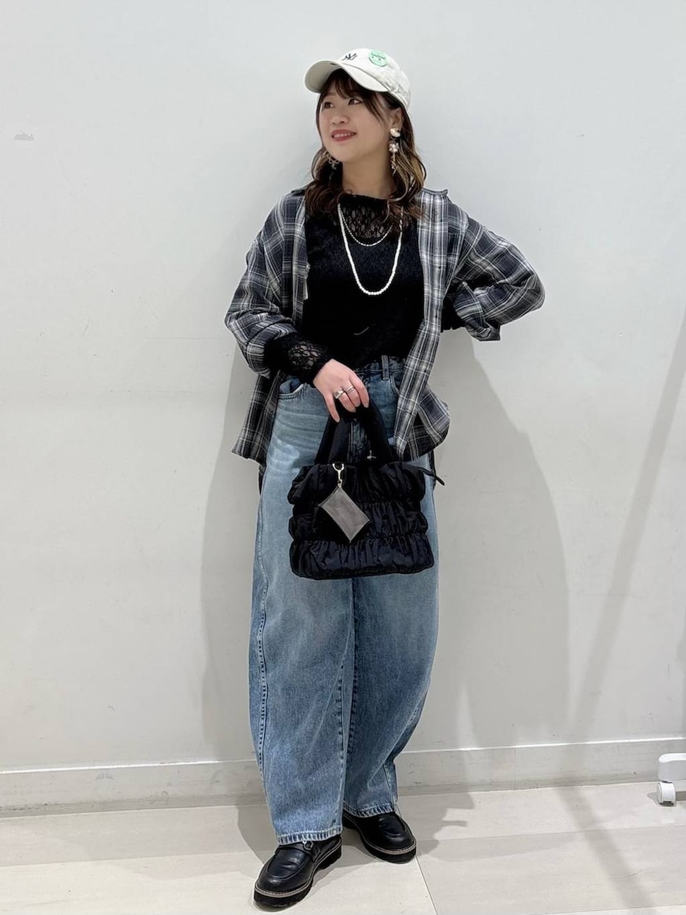 ブラック系のTシャツ/カットソー、ブルー系のデニムパンツ、ブラック系のローファーを着用したレディースの冬コーディネートの4枚目の写真