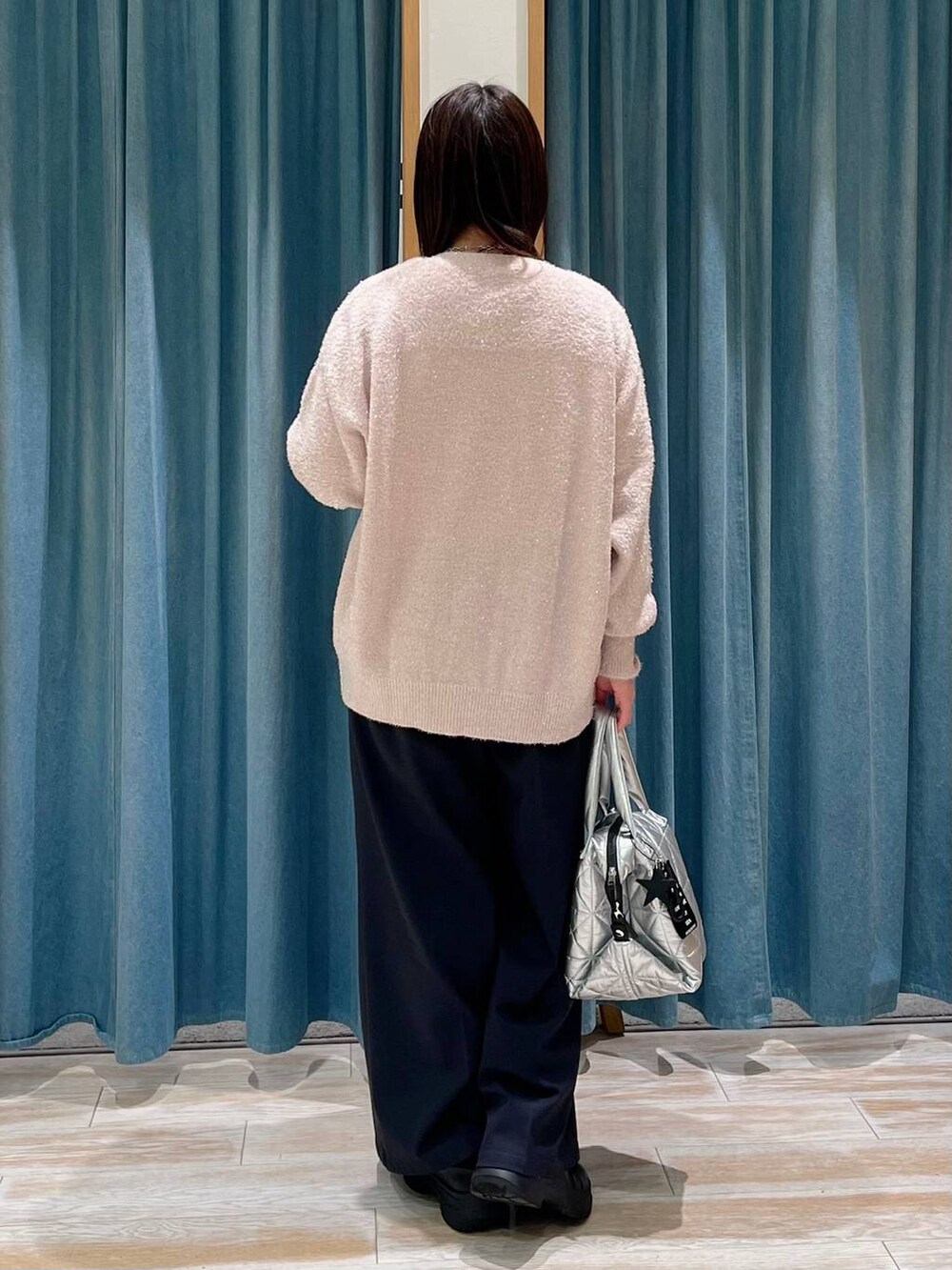 ブラック系のブーツ、ブラック系のその他パンツ、シルバー系のトートバッグを着用したレディースの冬コーディネートの3枚目の写真