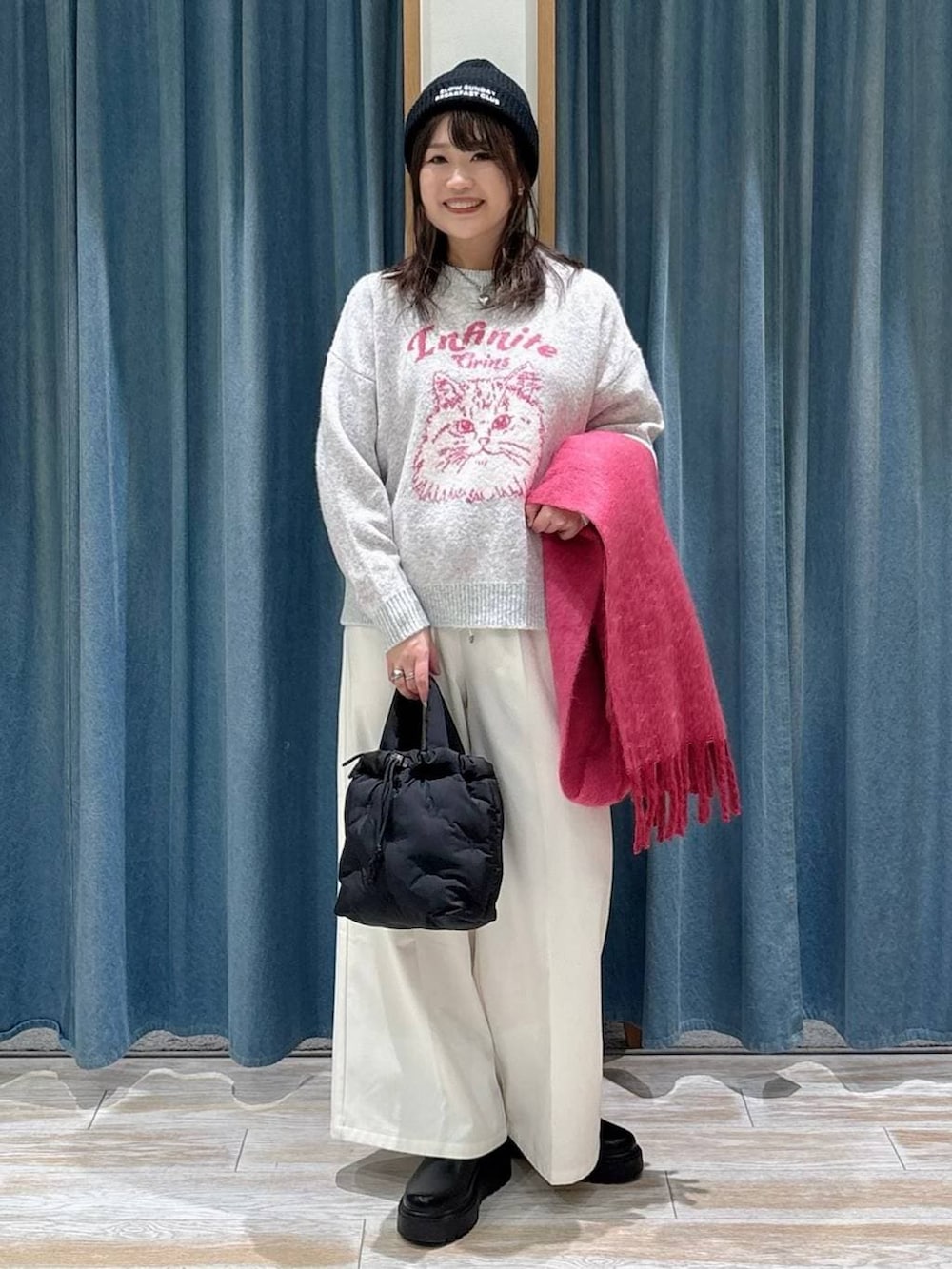 ベージュ系のその他パンツ、ブラック系のブーツ、ブラック系のショルダーバッグを着用したレディースの冬コーディネートの4枚目の写真