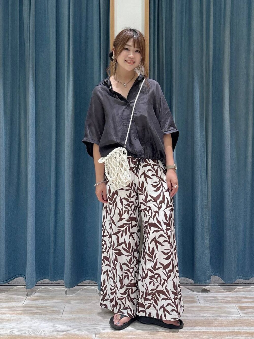 その他のショルダーバッグ、ホワイト系のその他パンツ、ブラック系のサンダルを着用したレディースの夏コーディネートの4枚目の写真