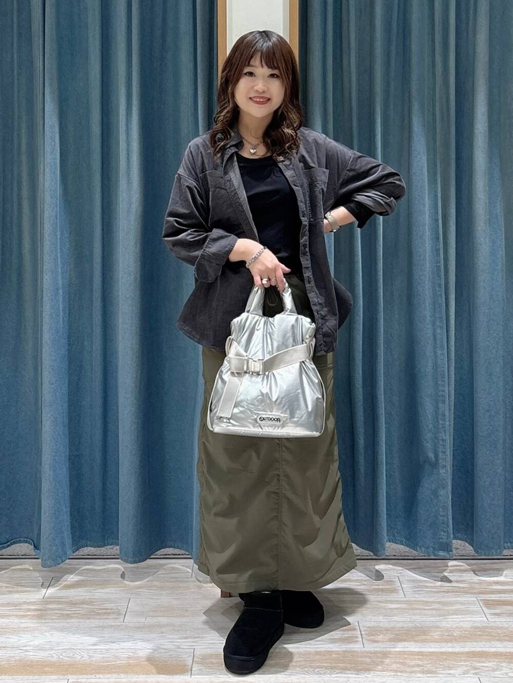 シルバー系のトートバッグ、グリーン系のスカート、グレー系のシャツ/ブラウスを着用したレディースの秋コーディネートの4枚目の写真