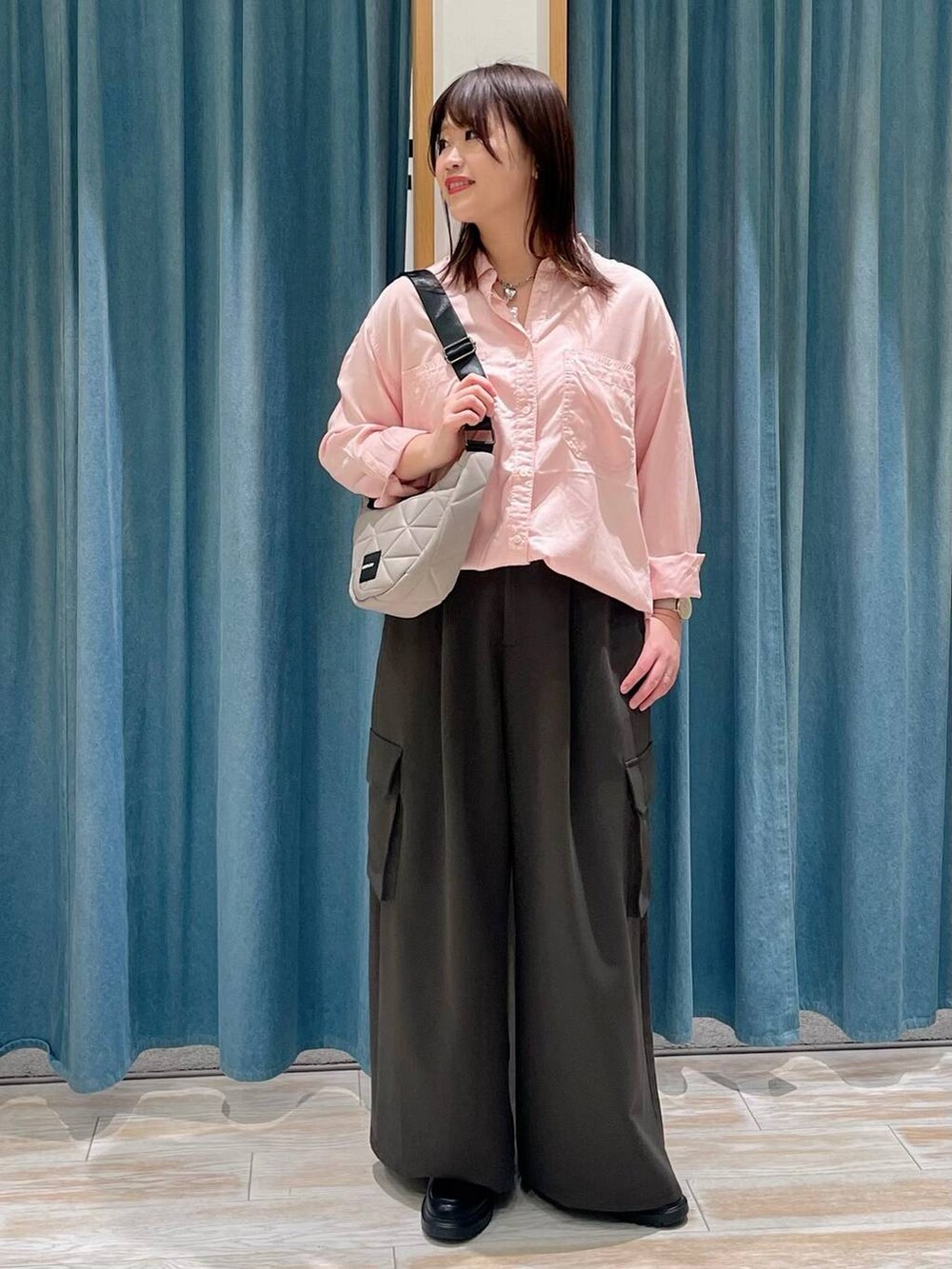 ピンク系のシャツ/ブラウス、ベージュ系のショルダーバッグ、その他のローファーを着用したレディースの冬コーディネートの4枚目の写真