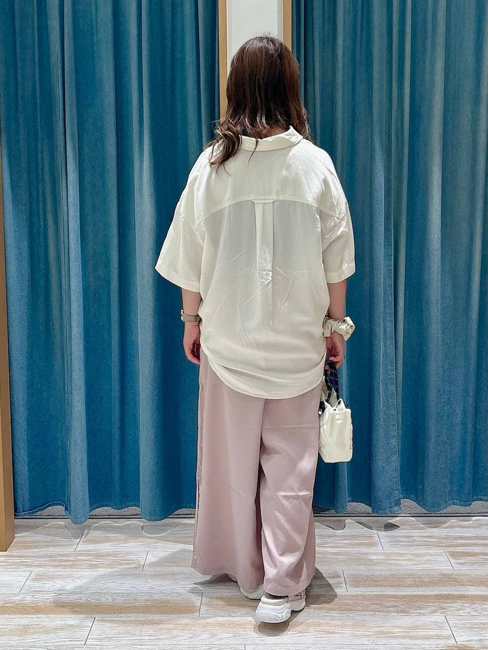 ホワイト系のシャツ/ブラウス、パープル系のその他パンツ、グレー系のサンダルを着用したレディースの春コーディネートの3枚目の写真