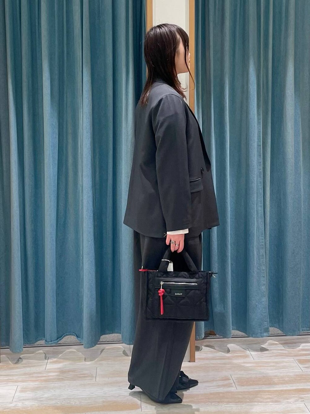 ブラック系のパンプス、グレー系のその他パンツ、グレー系のテーラードジャケットを着用したレディースの春コーディネートの2枚目の写真