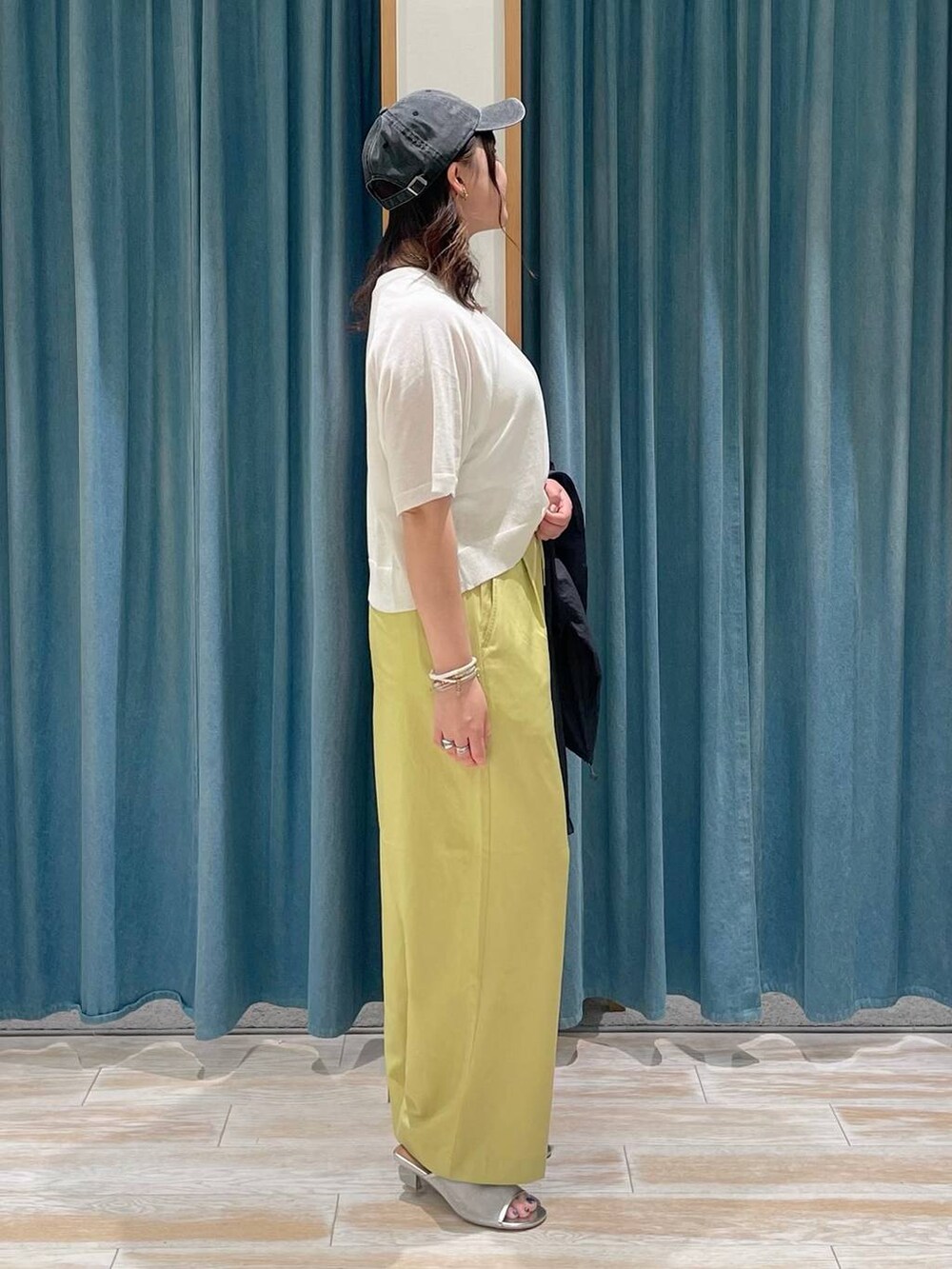 ホワイト系のキャミソール、シルバー系のサンダル、イエロー系のその他パンツを着用したレディースの春コーディネートの2枚目の写真