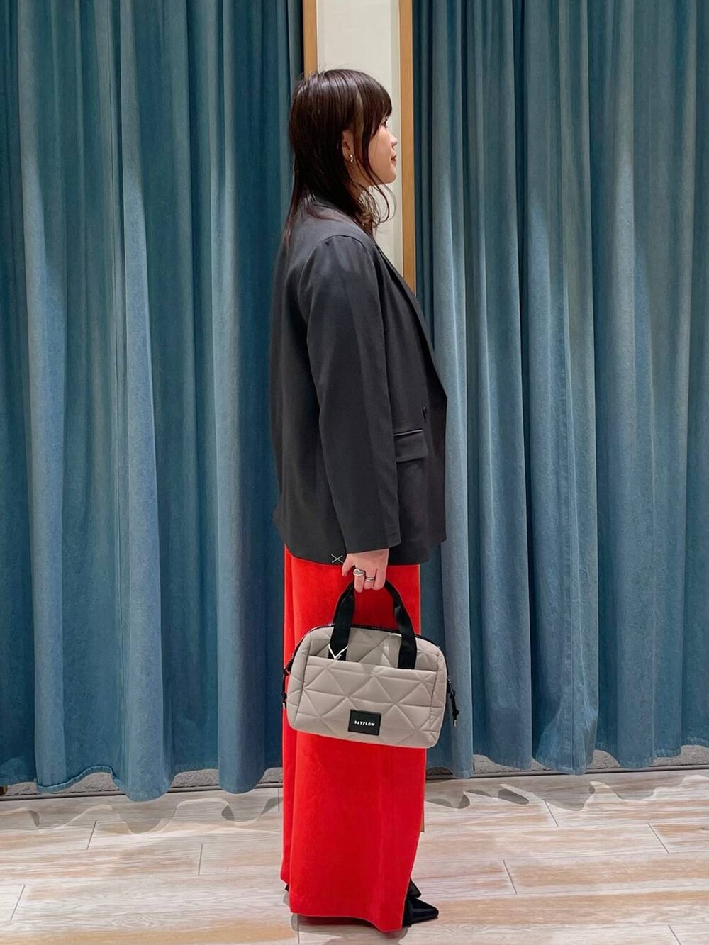 ピンク系のその他パンツ、ベージュ系のハンドバッグ、ブラック系のパンプスを着用したレディースの春コーディネートの2枚目の写真