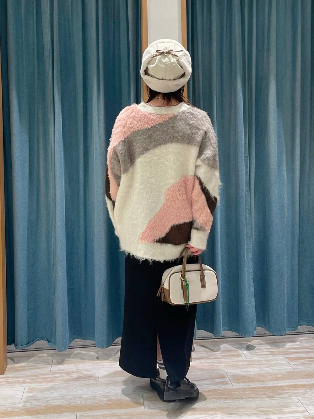 ホワイト系のカーディガン/ボレロ、その他のショルダーバッグ、ブラック系のスカートを着用したレディースの冬コーディネートの3枚目の写真