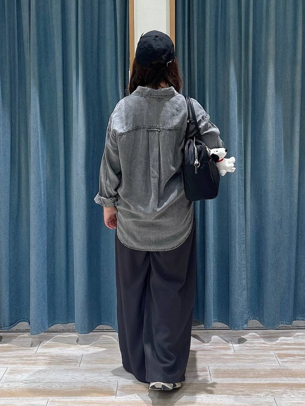 グレー系のシャツ/ブラウス、ブラック系のボストンバッグ、グレー系のその他パンツを着用したレディースの冬コーディネートの3枚目の写真