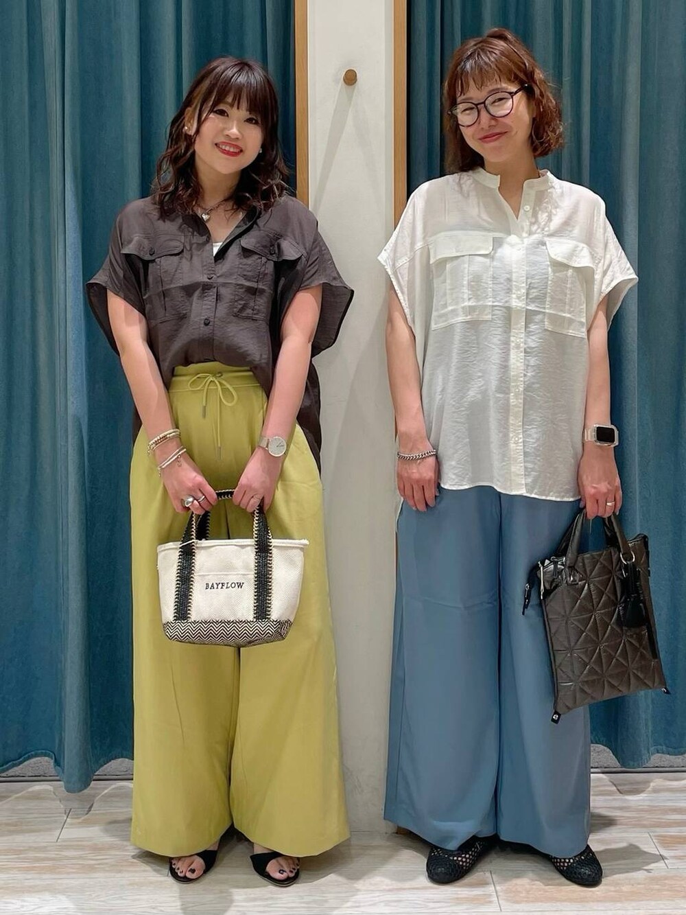 ホワイト系のキャミソール、グレー系のシャツ/ブラウス、ホワイト系のシャツ/ブラウスを着用したレディースの春コーディネートの4枚目の写真