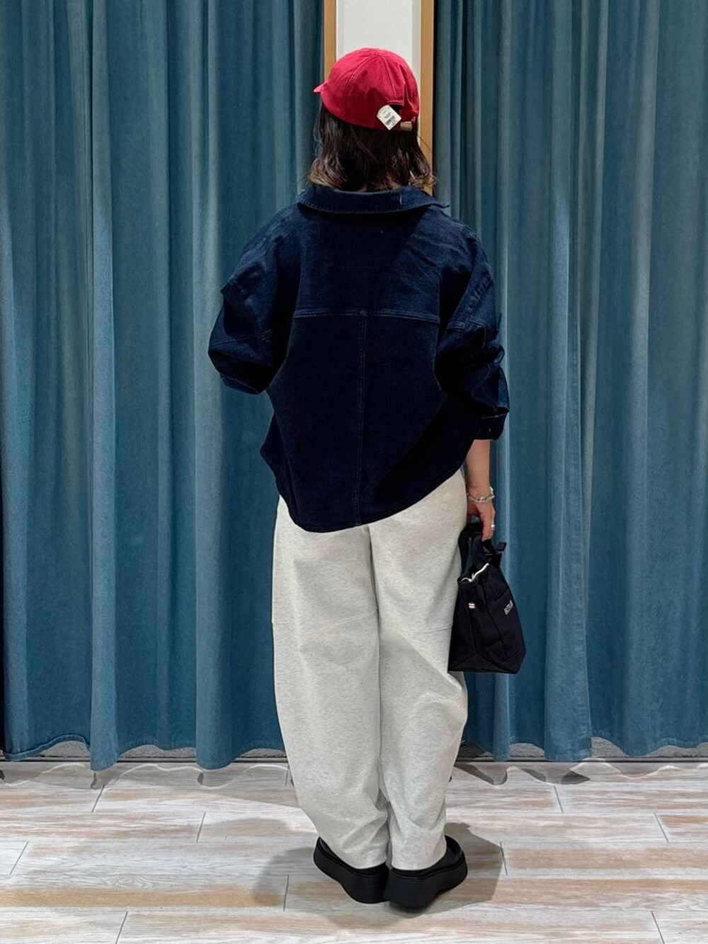 ホワイト系のキャミソール、ブラック系のサンダル、ベージュ系のその他パンツを着用したレディースの秋コーディネートの3枚目の写真