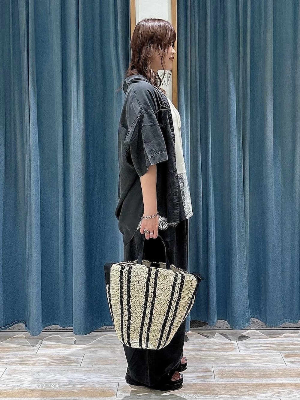 グレー系のシャツ/ブラウス、グレー系のその他パンツ、ベージュ系のトートバッグを着用したレディースの春コーディネートの2枚目の写真