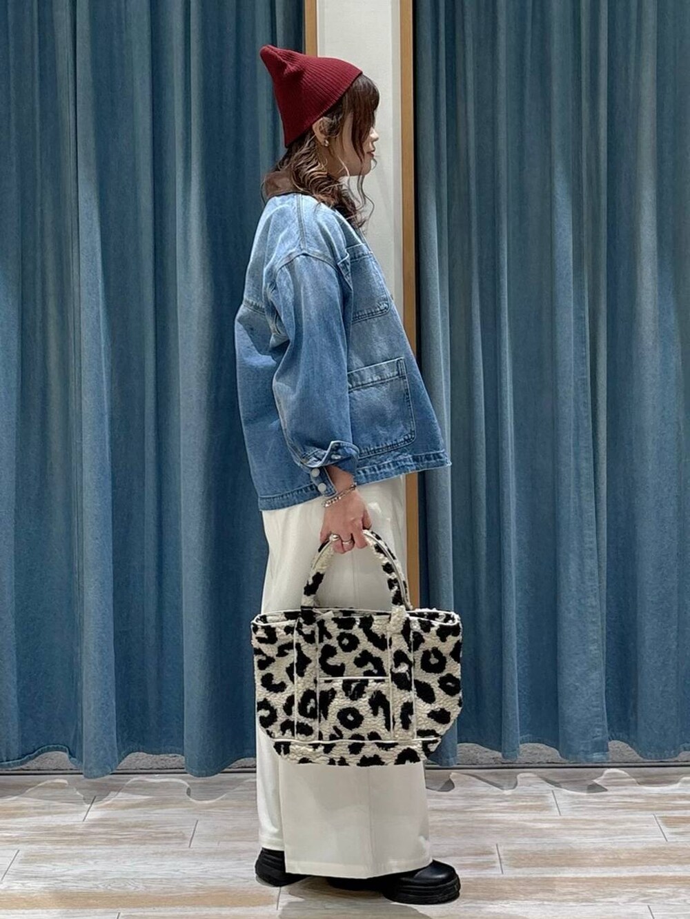 ベージュ系のその他パンツ、ベージュ系のトートバッグ、ブラック系のニット/セーターを着用したレディースの秋コーディネートの2枚目の写真