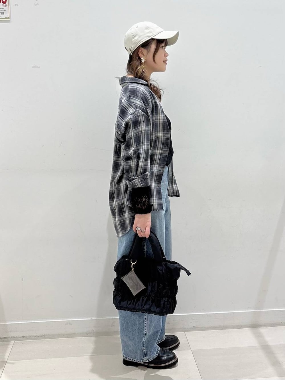 ブラック系のTシャツ/カットソー、ブルー系のデニムパンツ、ブラック系のローファーを着用したレディースの冬コーディネートの2枚目の写真