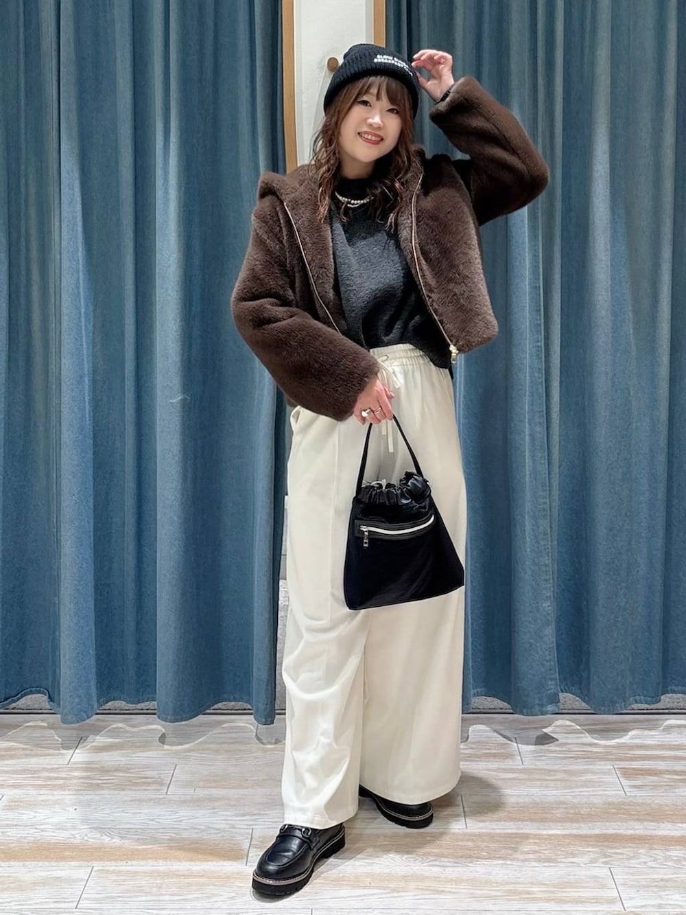 ベージュ系のその他パンツ、ブラック系のローファー、グレー系のニット/セーターを着用したレディースの秋コーディネートの4枚目の写真