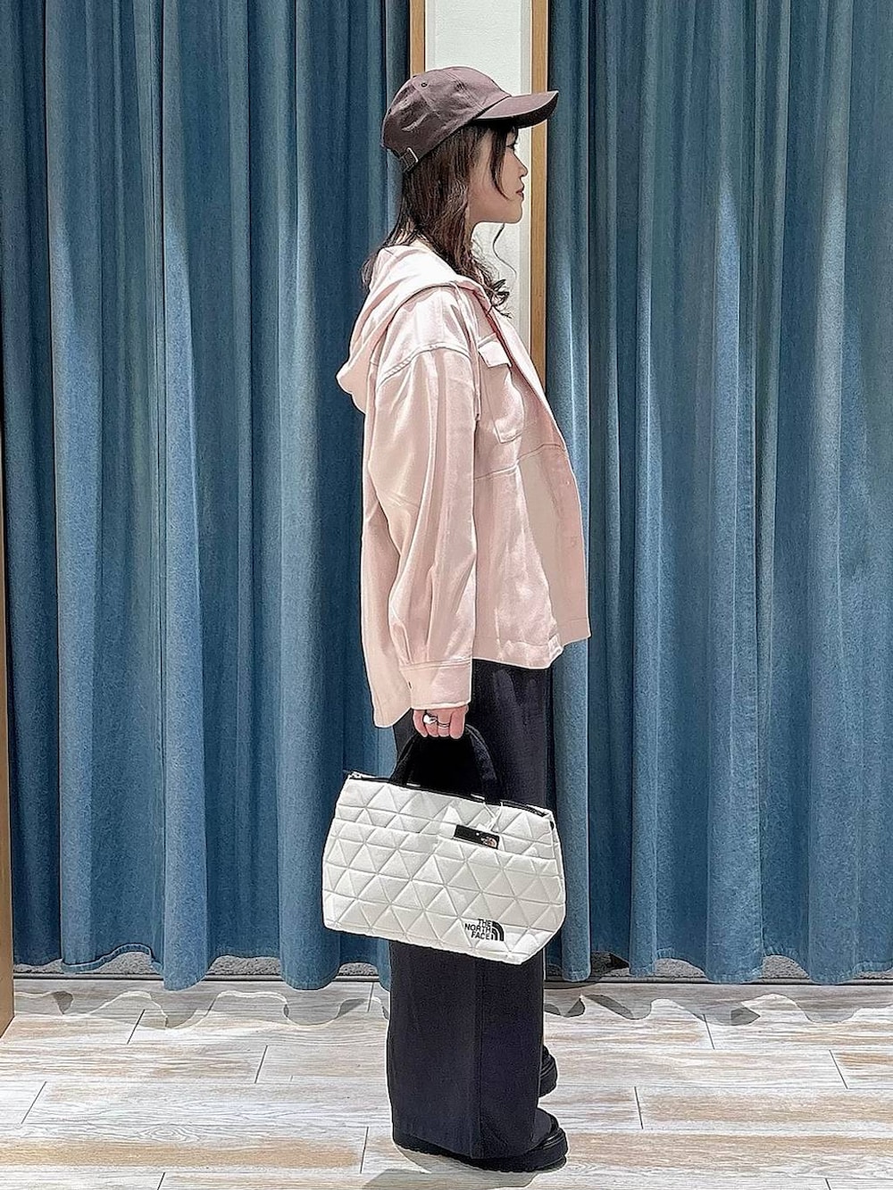 ブラック系のブーツ、ブラック系のTシャツ/カットソー、ピンク系のシャツ/ブラウスを着用したレディースの冬コーディネートの2枚目の写真