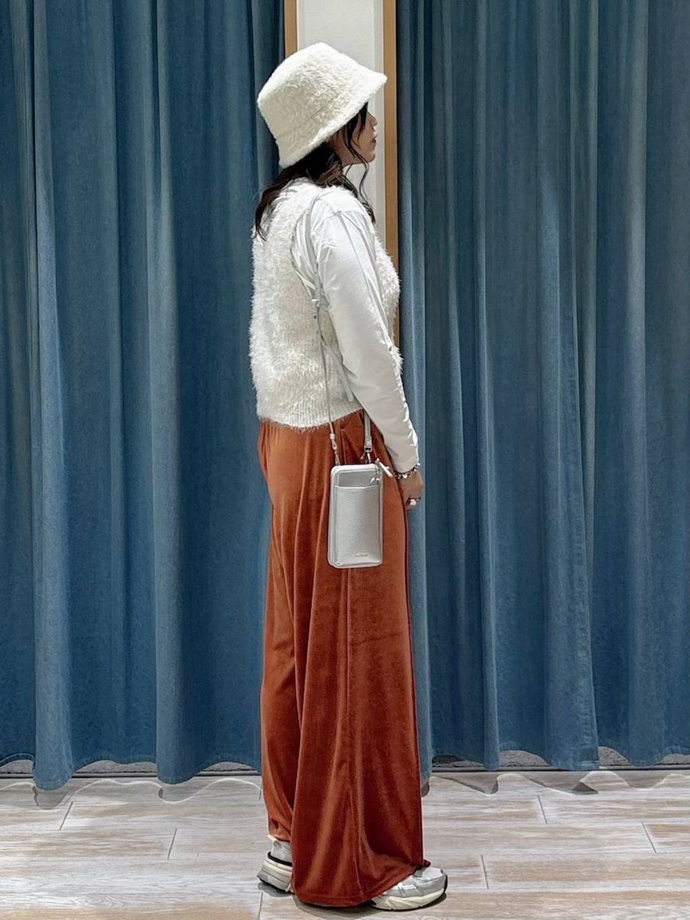 ホワイト系のTシャツ/カットソー、ホワイト系のベスト、レッド系のその他パンツを着用したレディースの秋コーディネートの2枚目の写真