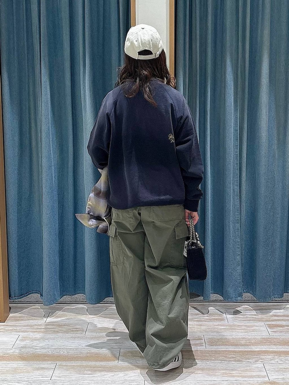 ホワイト系のスニーカー、イエロー系のシャツ/ブラウス、グリーン系のカーゴパンツを着用したレディースの冬コーディネートの3枚目の写真