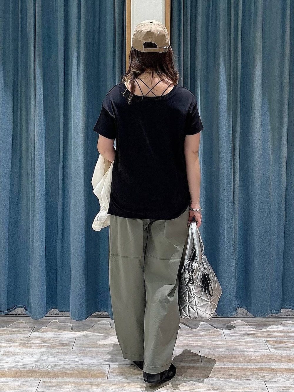 ホワイト系のシャツ/ブラウス、グリーン系のその他パンツ、ブラック系のパンプスを着用したレディースの春コーディネートの3枚目の写真