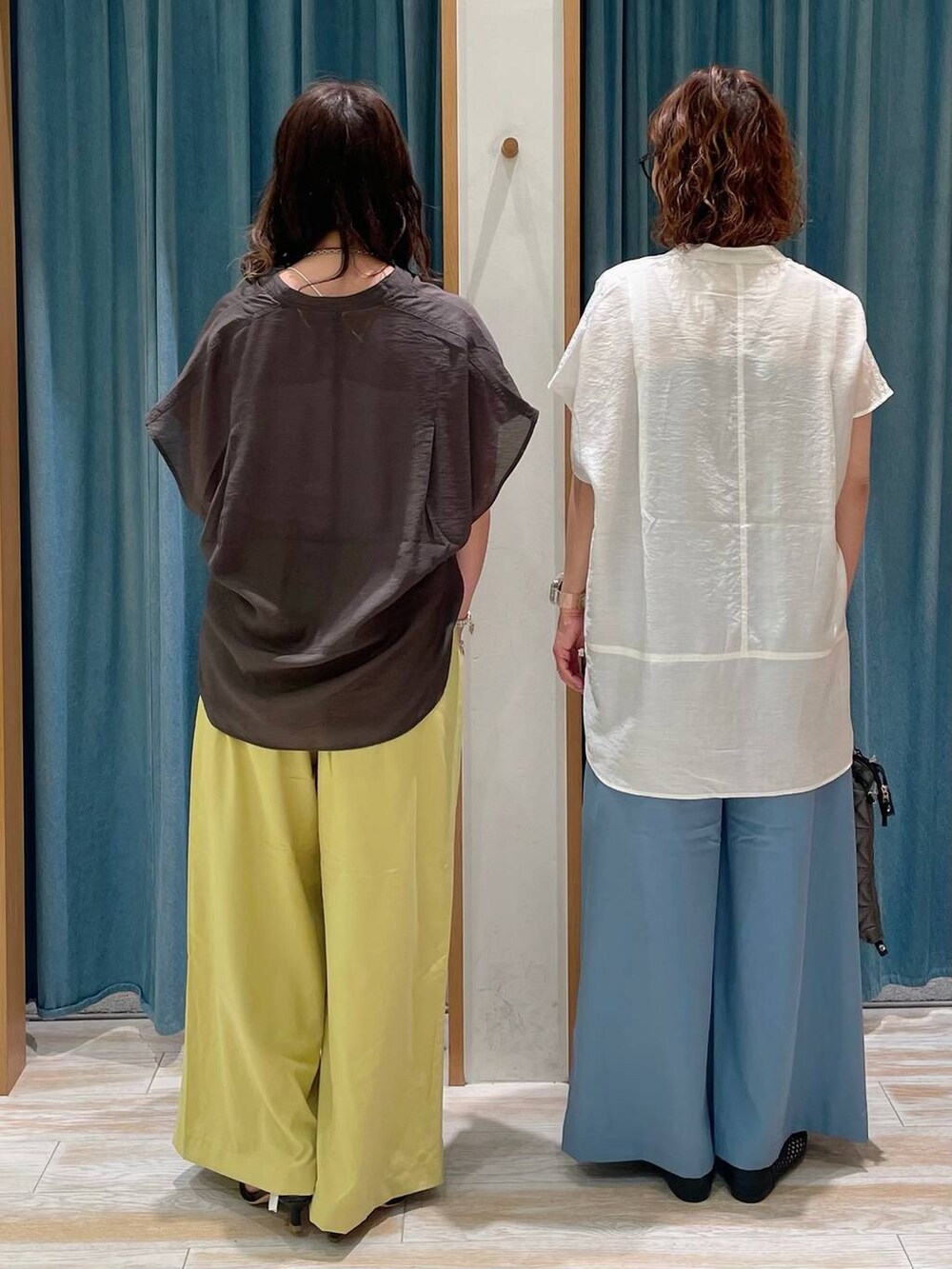 ホワイト系のキャミソール、グレー系のシャツ/ブラウス、ホワイト系のシャツ/ブラウスを着用したレディースの春コーディネートの2枚目の写真