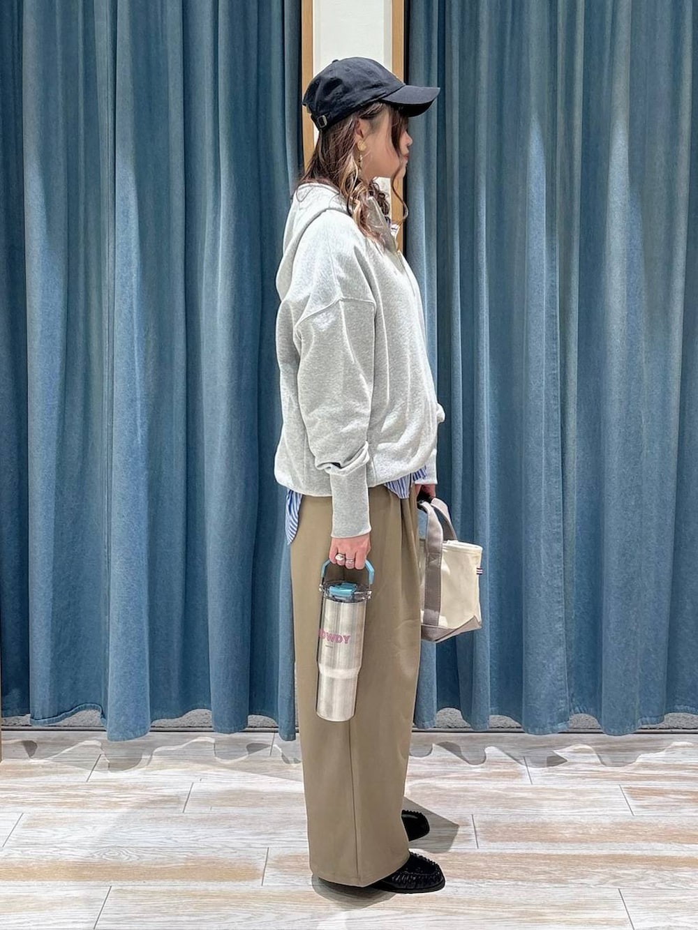 ブラック系のローファー、ブラウン系のその他パンツ、ブルー系のシャツ/ブラウスを着用したレディースの春コーディネートの2枚目の写真