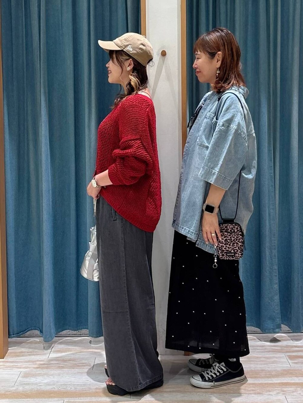 ブラウン系のショルダーバッグ、ブラック系のその他パンツ、ブルー系のシャツ/ブラウスを着用したレディースの夏コーディネートの2枚目の写真