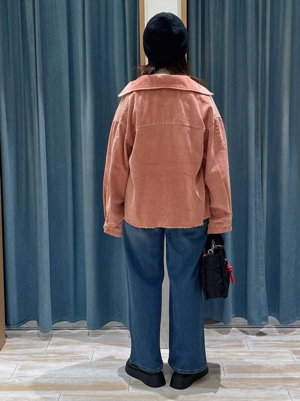 ブラック系のショルダーバッグ、ホワイト系のTシャツ/カットソー、ブラック系のサンダルを着用したレディースの秋コーディネートの3枚目の写真