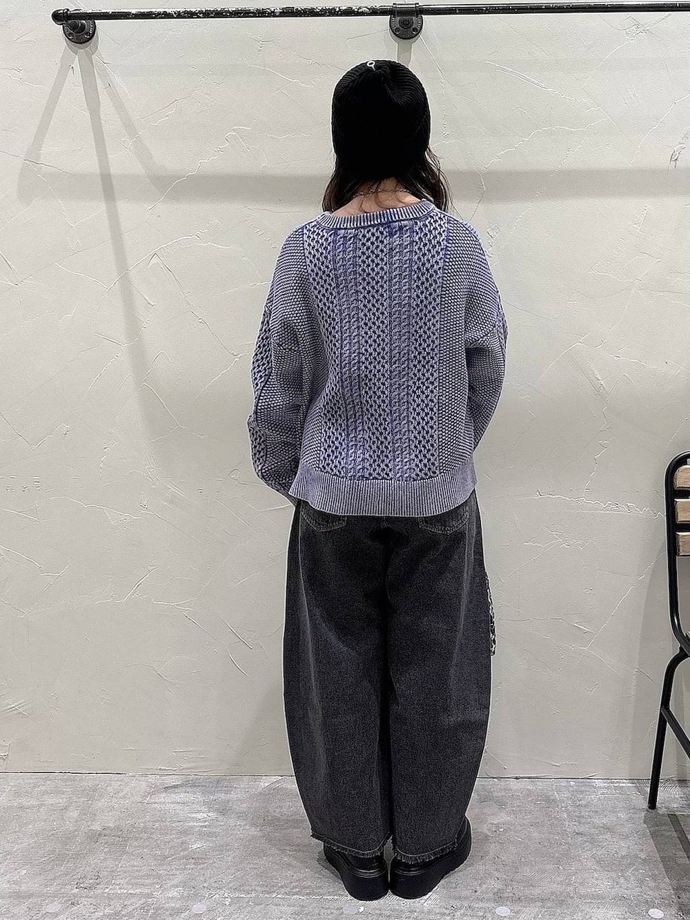 ブラック系のブーツ、ブラック系のデニムパンツ、その他のトートバッグを着用したレディースの冬コーディネートの3枚目の写真