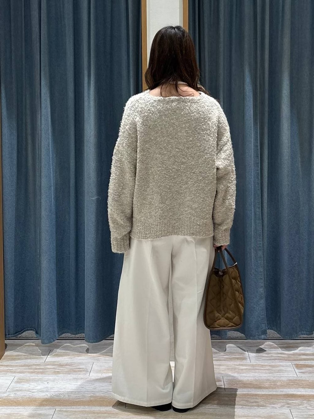 ベージュ系のその他パンツ、ブラック系のローファー、イエロー系のハンドバッグを着用したレディースの秋コーディネートの3枚目の写真