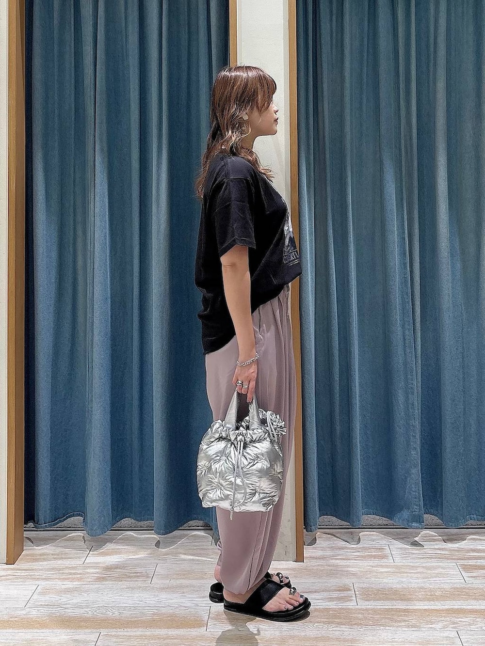 パープル系のその他パンツ、シルバー系のショルダーバッグ、ブラック系のサンダルを着用したレディースの夏コーディネートの2枚目の写真