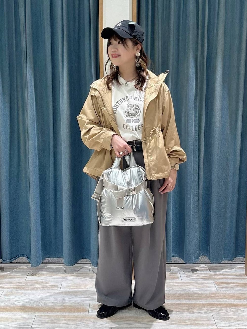 シルバー系のトートバッグ、ホワイト系のTシャツ/カットソー、イエロー系のマウンテンパーカーを着用したレディースの春コーディネートの4枚目の写真