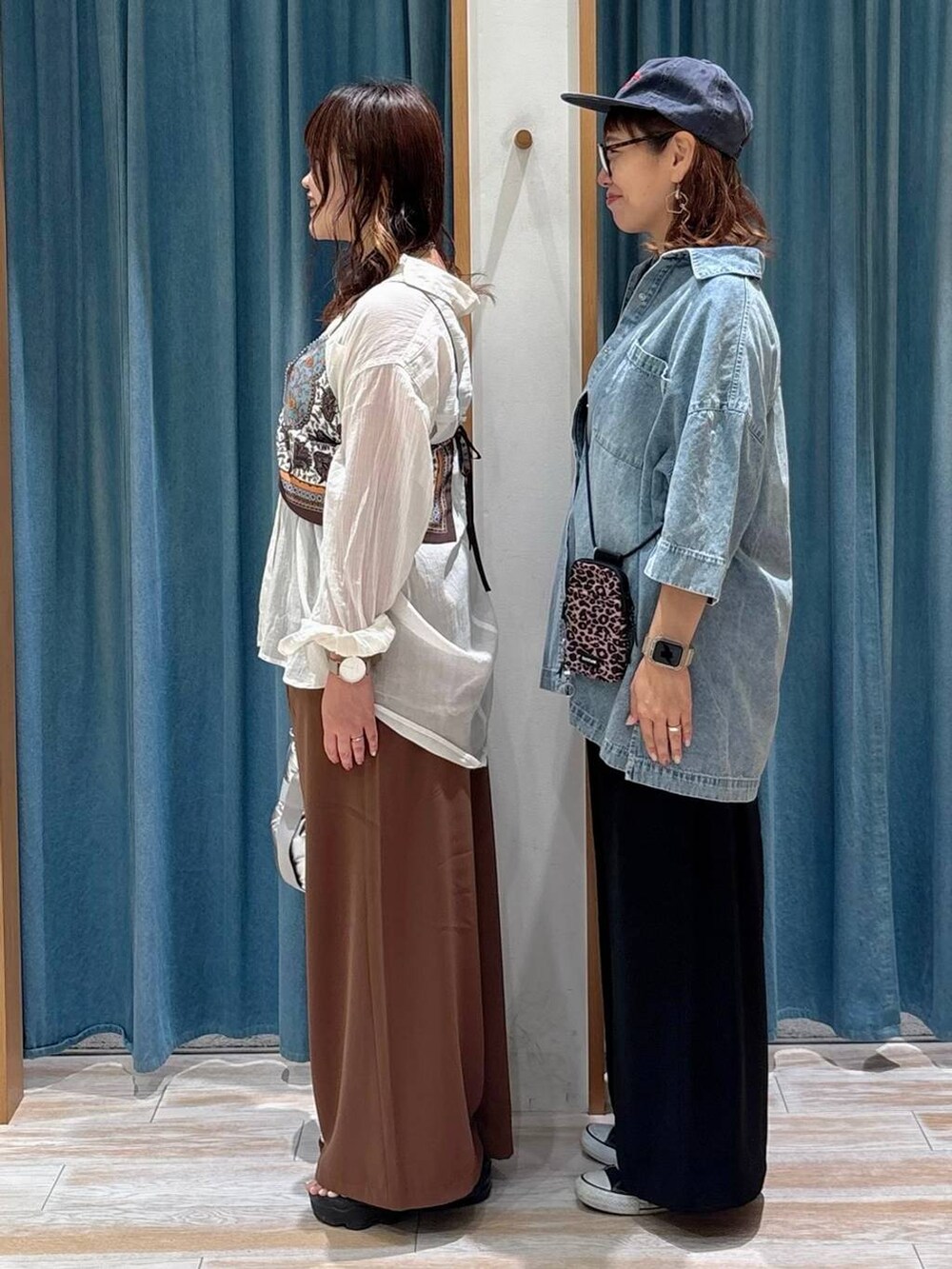 ブラウン系のショルダーバッグ、グレー系のTシャツ/カットソー、ホワイト系のシャツ/ブラウスを着用したレディースの夏コーディネートの2枚目の写真