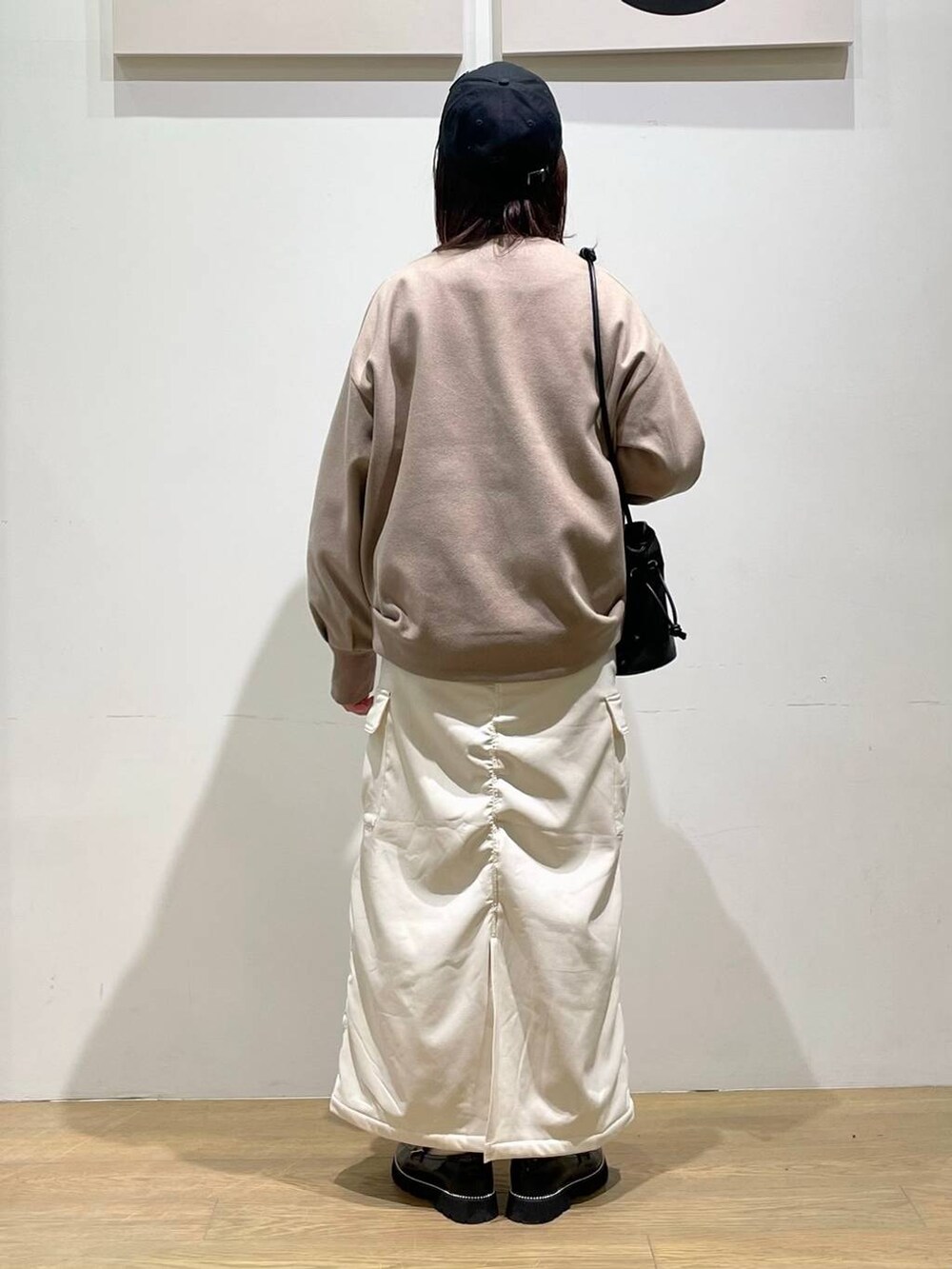 ブラック系のローファー、ブラウン系のブルゾン、ブラック系のショルダーバッグを着用したレディースの秋コーディネートの3枚目の写真