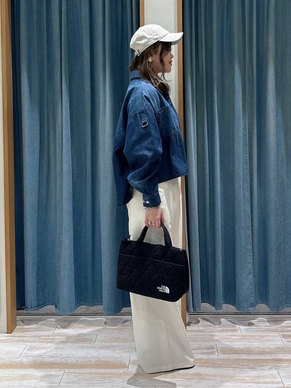 ブラック系のトートバッグ、ブラック系のローファー、ベージュ系のその他パンツを着用したレディースの春コーディネートの2枚目の写真