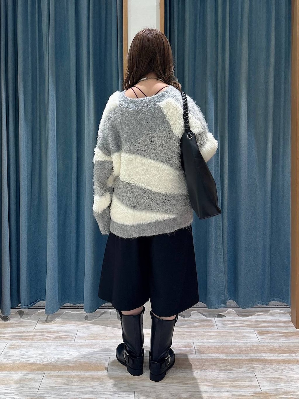グレー系のカーディガン/ボレロ、ブラック系のブーツ、ブラック系のその他パンツを着用したレディースの秋コーディネートの3枚目の写真