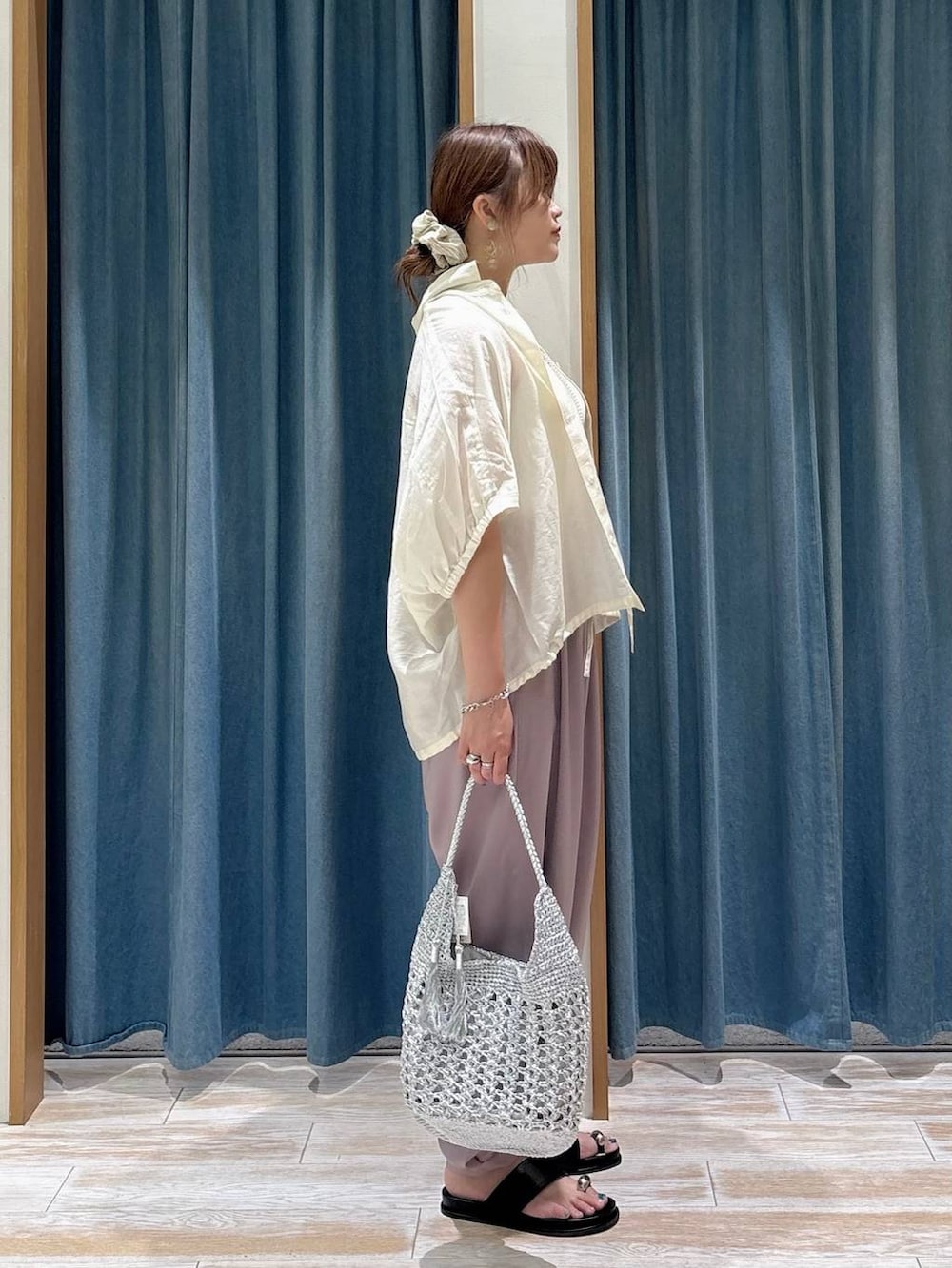 パープル系のその他パンツ、ブラック系のサンダル、シルバー系のショルダーバッグを着用したレディースの夏コーディネートの2枚目の写真