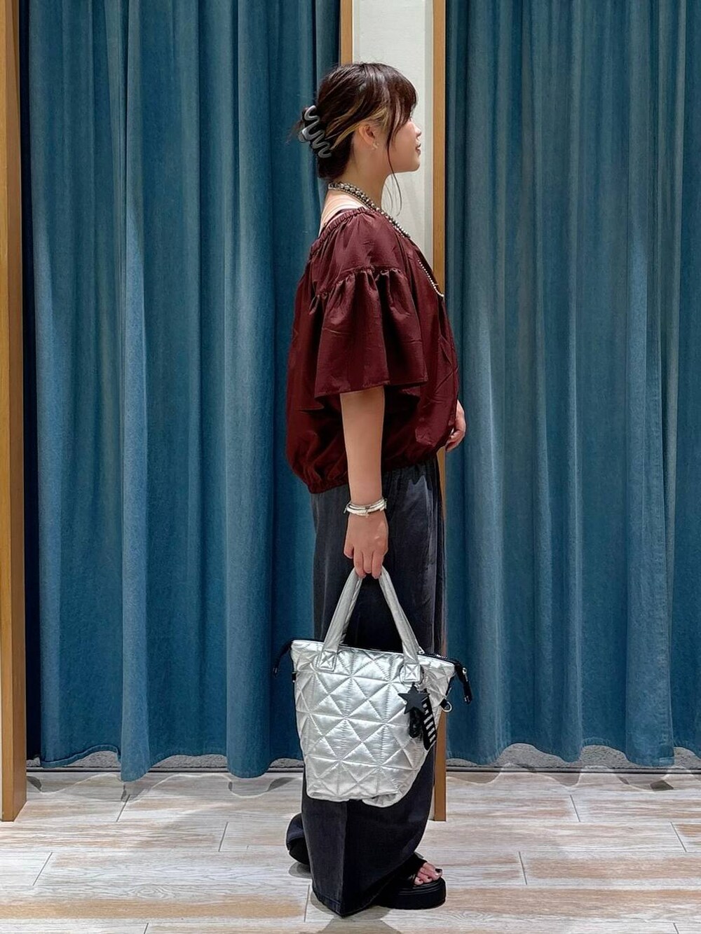 ブラック系のその他パンツ、ブラウン系のシャツ/ブラウス、ブラック系のサンダルを着用したレディースの夏コーディネートの2枚目の写真