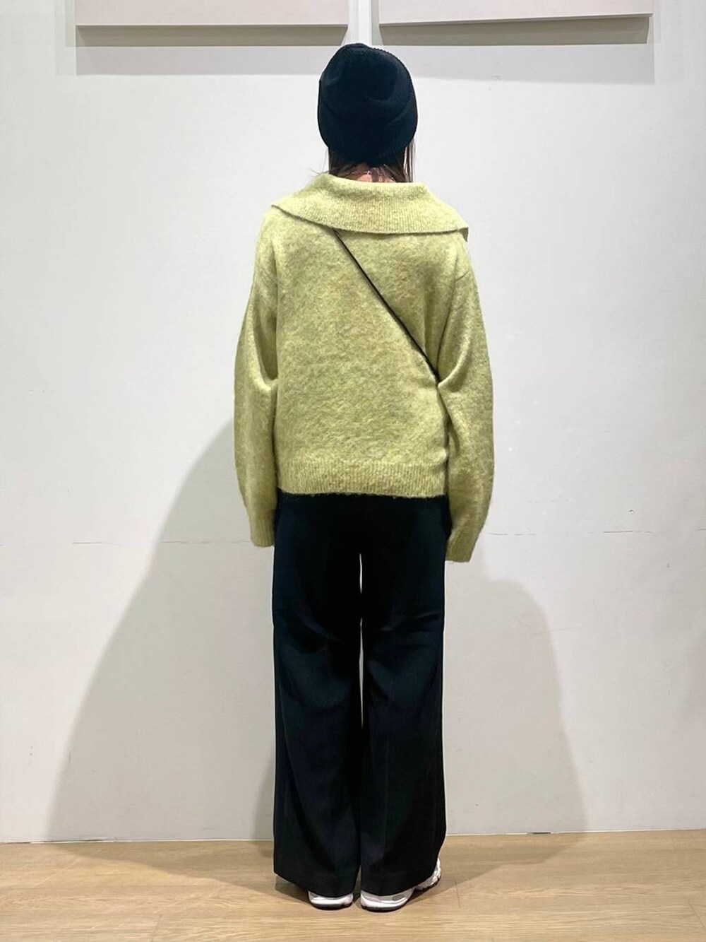 グレー系のショルダーバッグ、ブラック系のその他パンツ、イエロー系のニット/セーターを着用したレディースの秋コーディネートの3枚目の写真