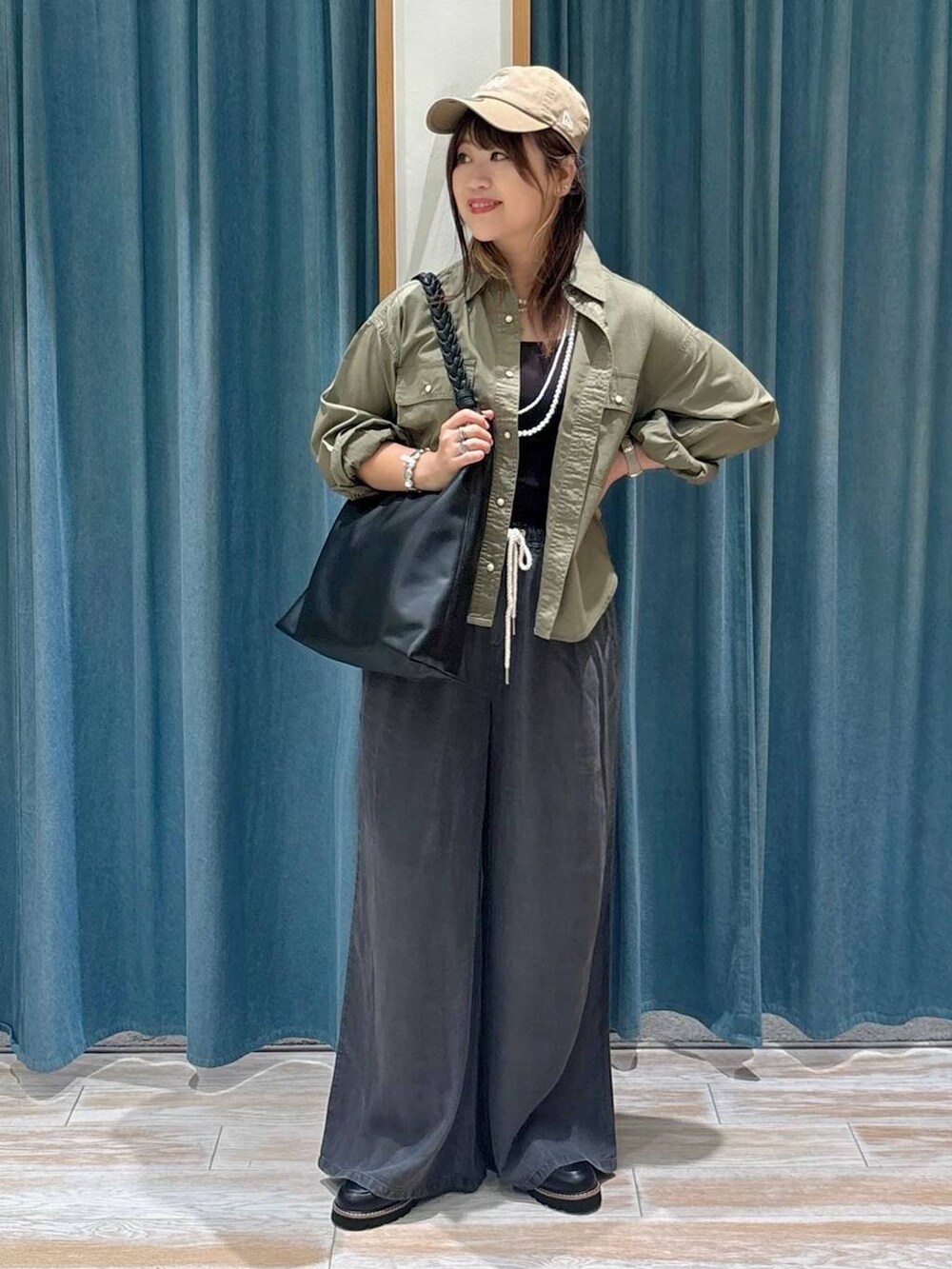 ブラック系のキャミソール、ブラック系のその他パンツ、グリーン系のシャツ/ブラウスを着用したレディースの夏コーディネートの4枚目の写真