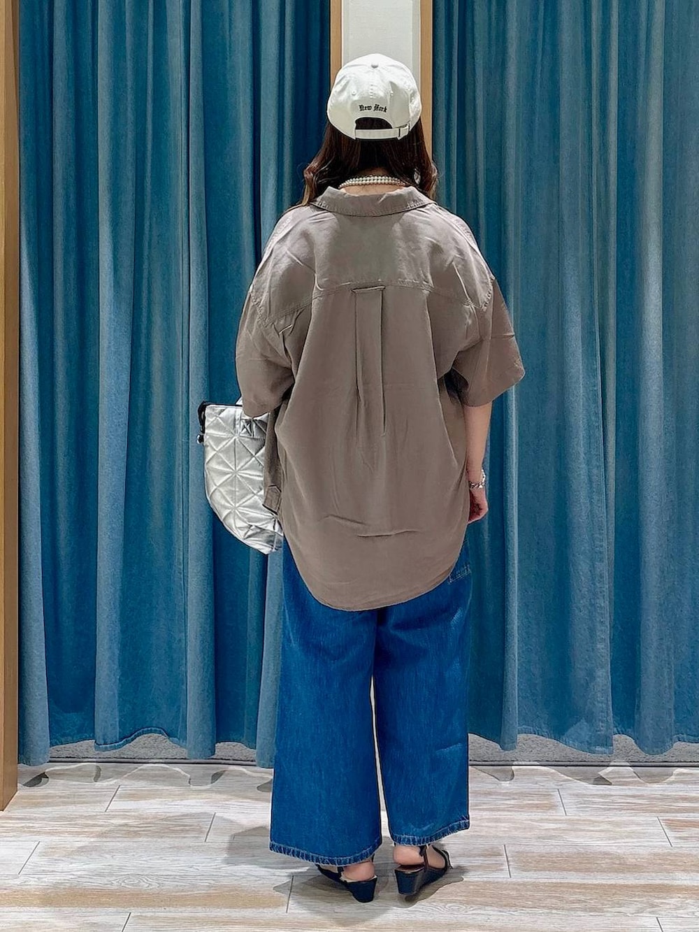 ブラウン系のシャツ/ブラウス、ブルー系のデニムパンツ、ブラック系のサンダルを着用したレディースの春コーディネートの3枚目の写真