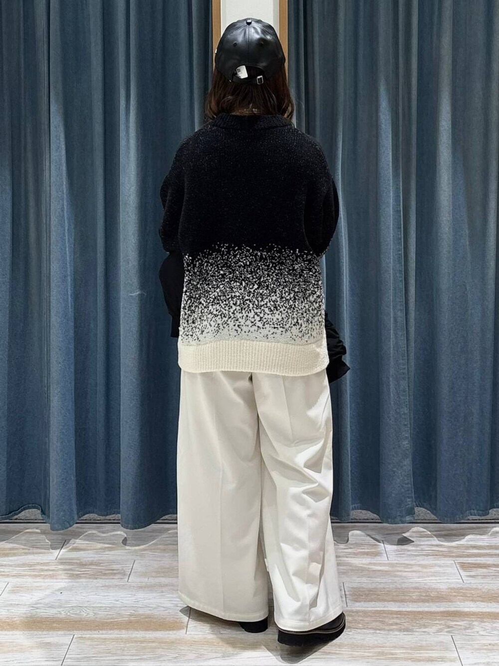 ベージュ系のその他パンツ、ブラック系のローファー、ブラック系のMA-1を着用したレディースの秋コーディネートの3枚目の写真