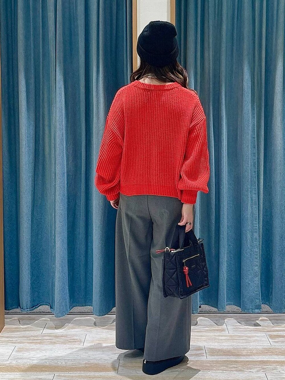 ブラック系のショルダーバッグ、グレー系のその他パンツ、ブラック系のブーツを着用したレディースの冬コーディネートの3枚目の写真